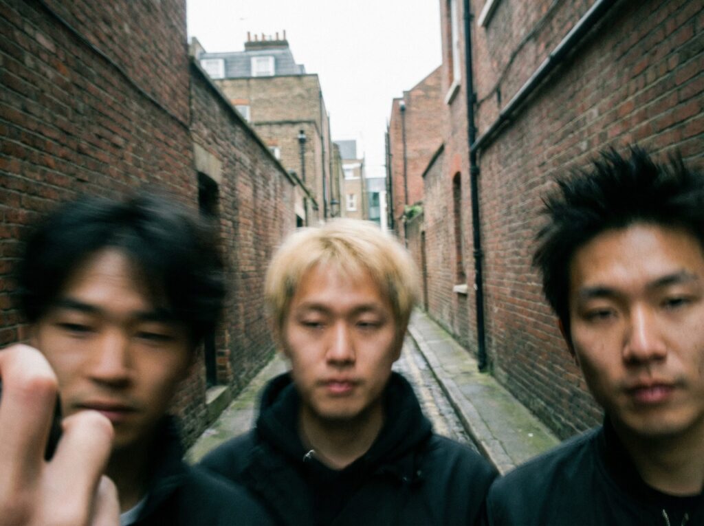 Adobe Fireflyで生成した、意図的な手ブレとピンボケを伴う人物写真