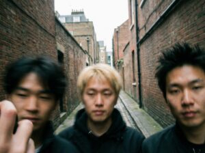 Adobe Fireflyで生成した、意図的な手ブレとピンボケを伴う人物写真