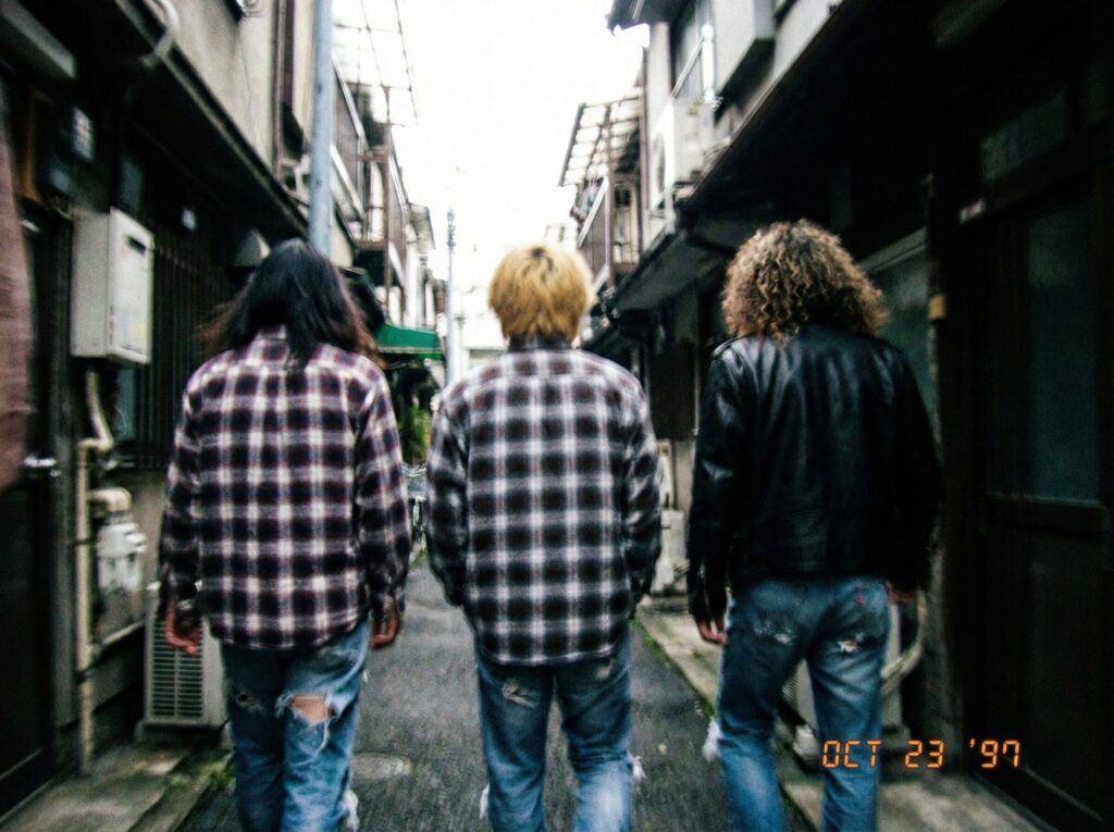 Adobe Fireflyで生成した、意図的な手ブレとピンボケを伴う人物写真