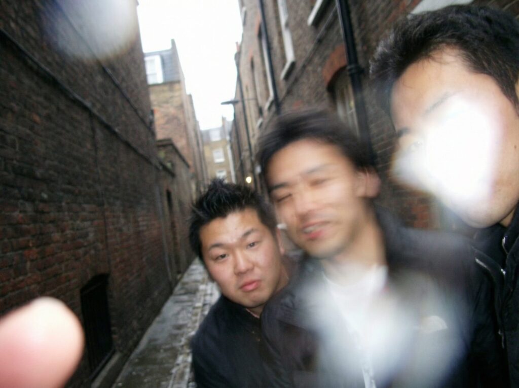 Adobe Fireflyで生成した、意図的な手ブレとピンボケを伴う人物写真